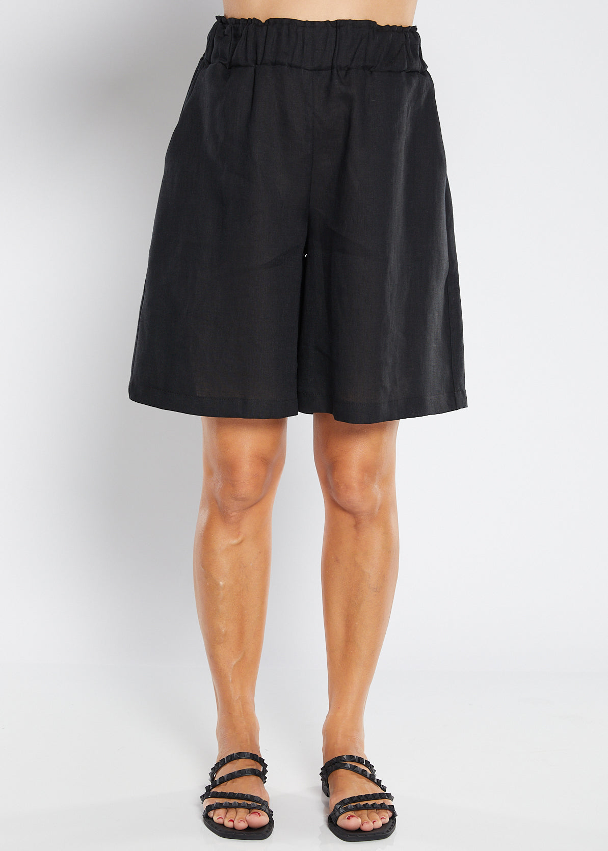 Arconia Havana luxe linen short in black