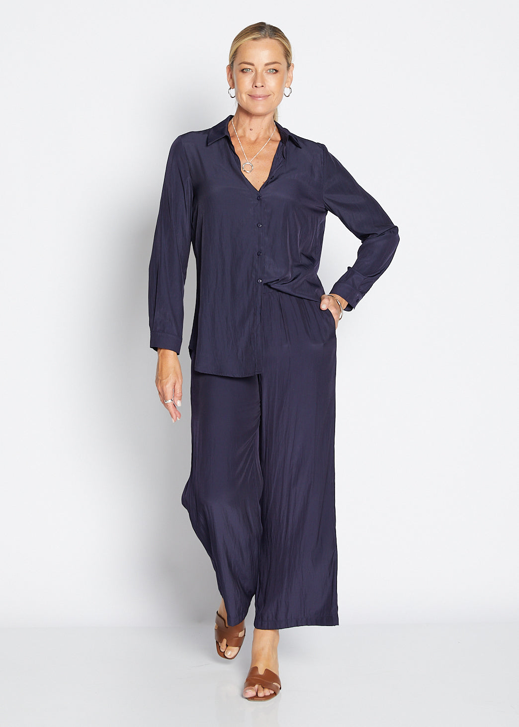 Violin Lustre technical wide leg pants in Navy
