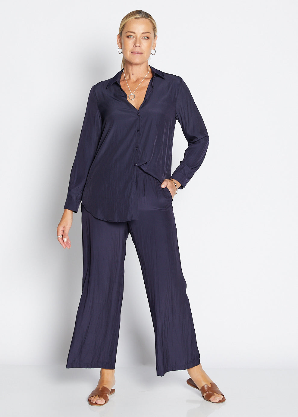 Violin Lustre technical wide leg pants in Navy