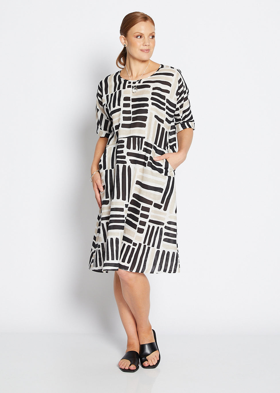 Claude linen dress in Gazebo black