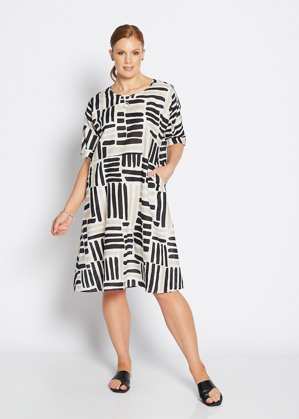 Claude linen dress in Gazebo black