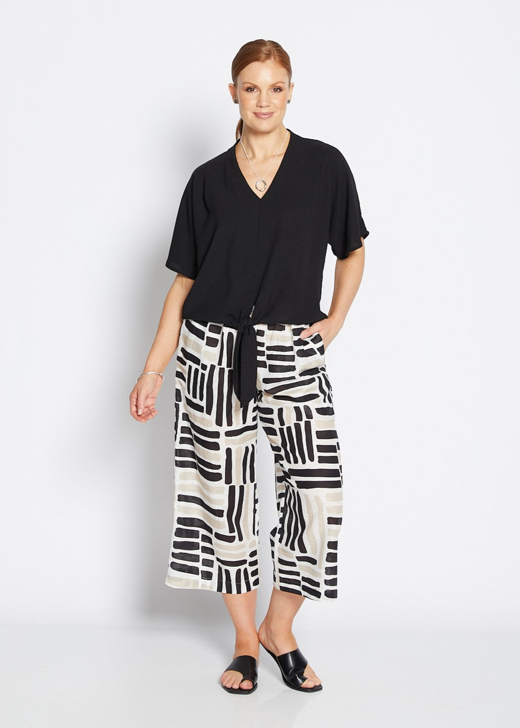 Zion linen crop pant in Gazebo black