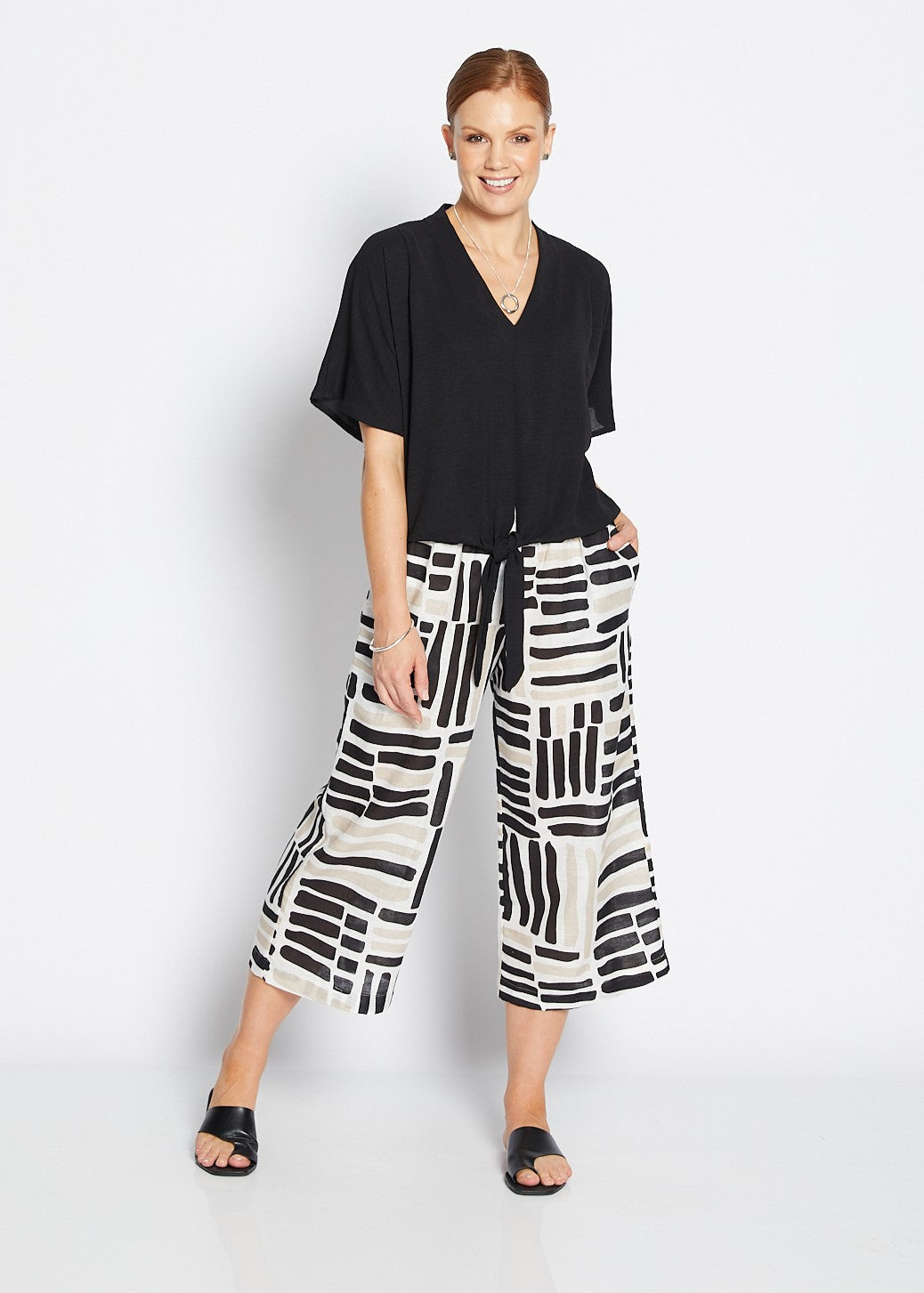 Zion linen crop pant in Gazebo black
