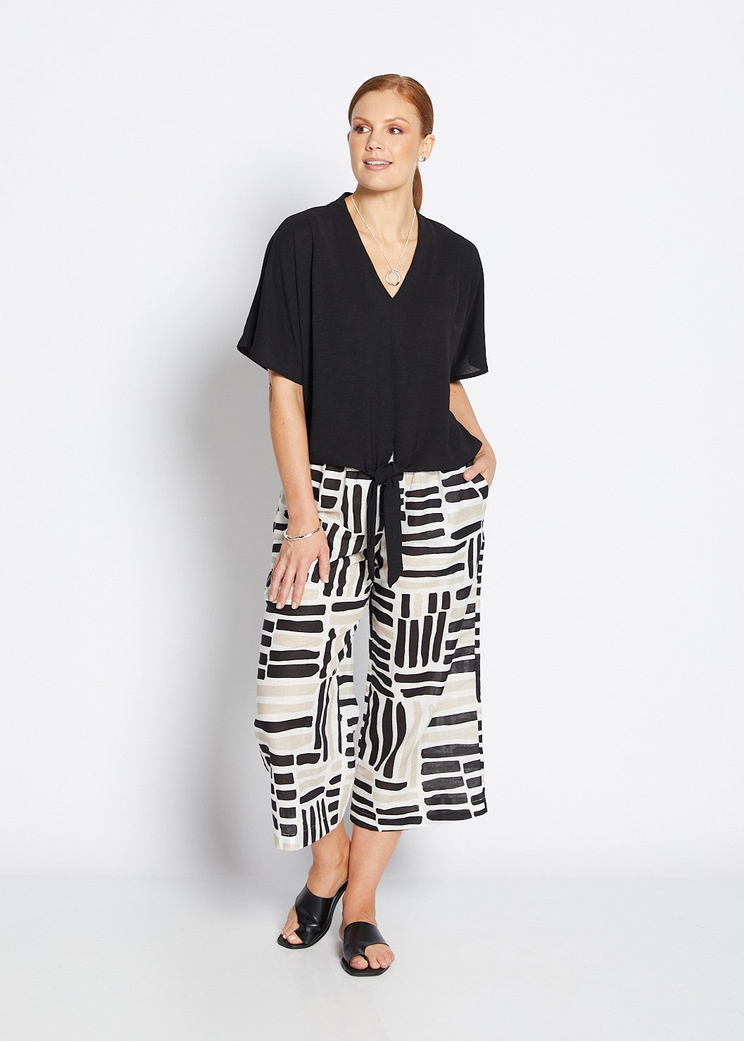 Zion linen crop pant in Gazebo black