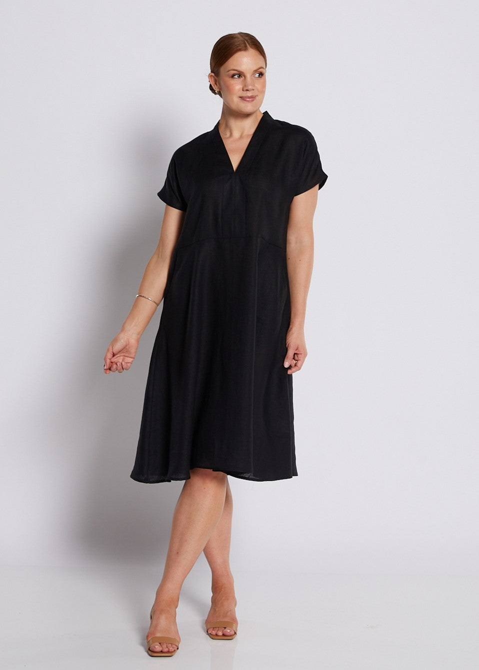 100% Luxe Linen Short Sleeve V Neck Dress with Pockets in Black