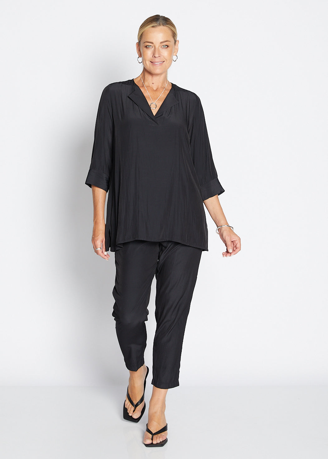 Norah Lustre tapered pant in Black