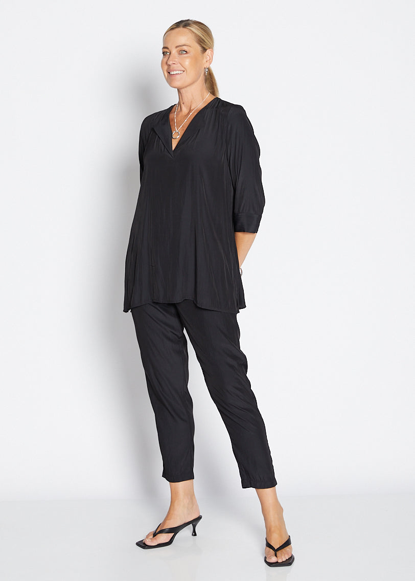 Norah Lustre tapered pant in Black