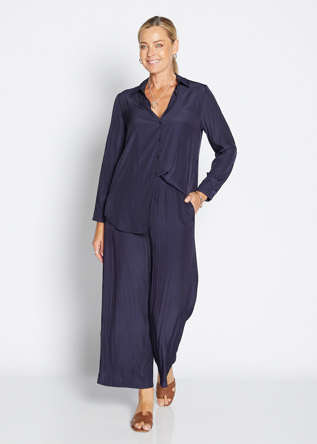 Violin Lustre technical wide leg pants in Navy