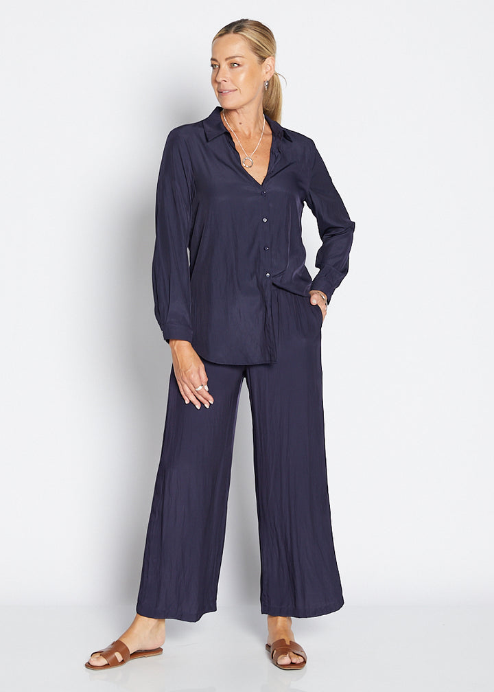 Violin Lustre technical wide leg pants in Navy