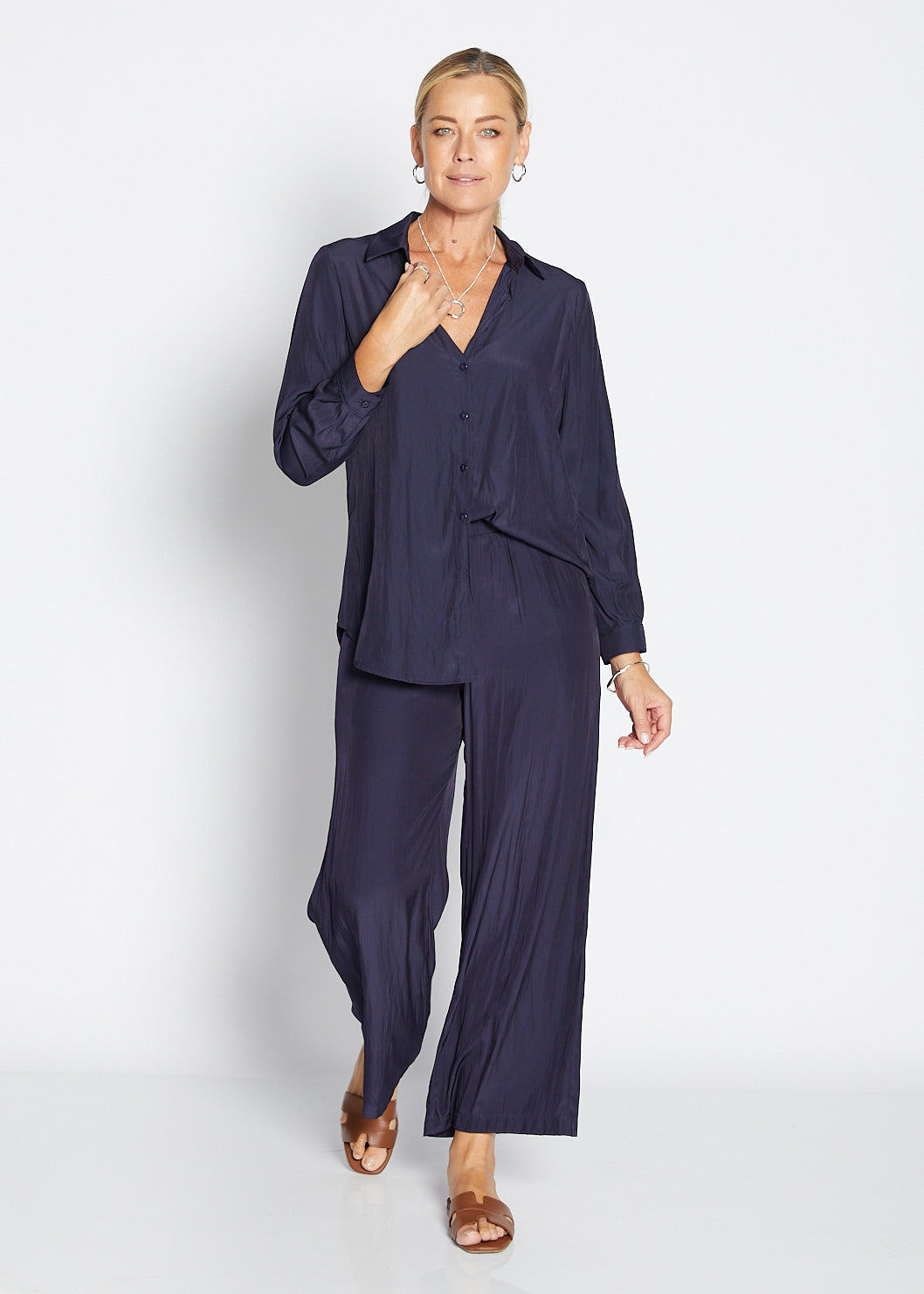 Violin Lustre technical wide leg pants in Navy
