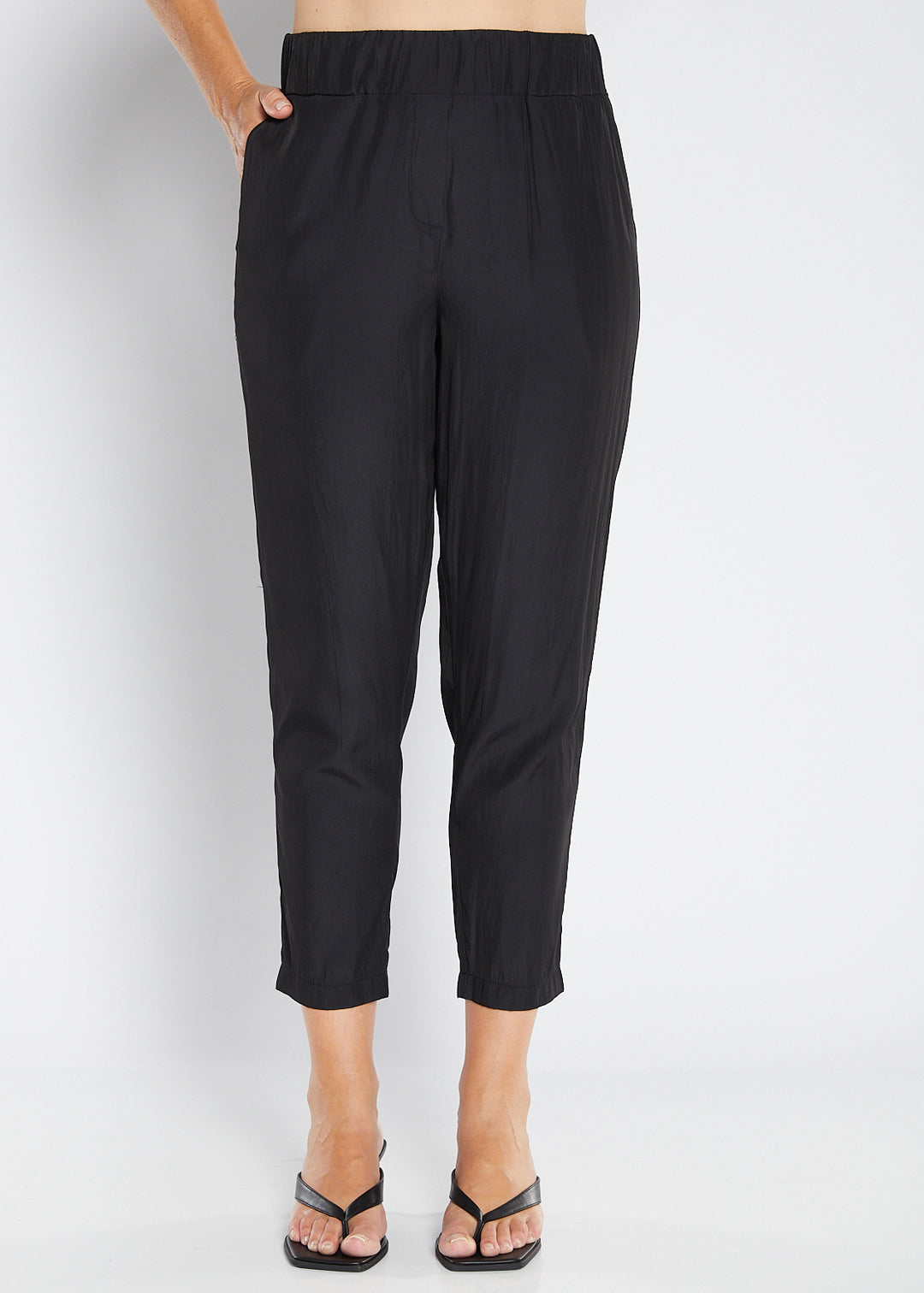 Norah Lustre tapered pant in Black