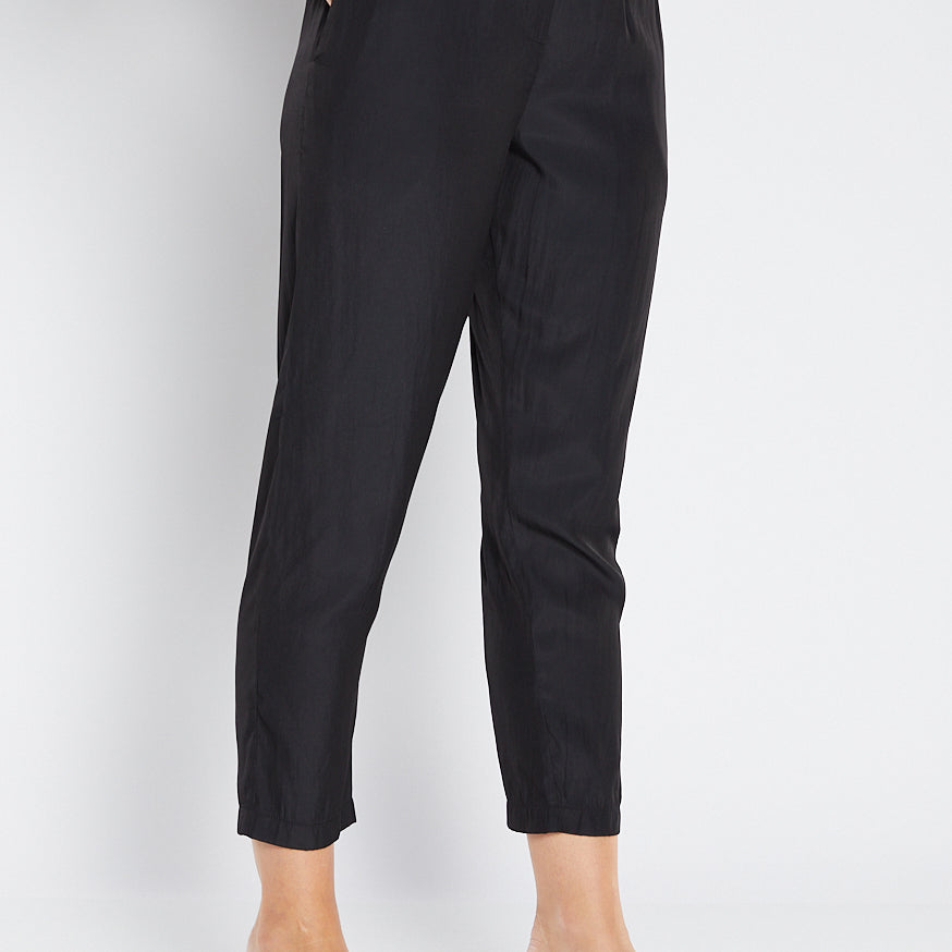 Norah Lustre tapered pant in black