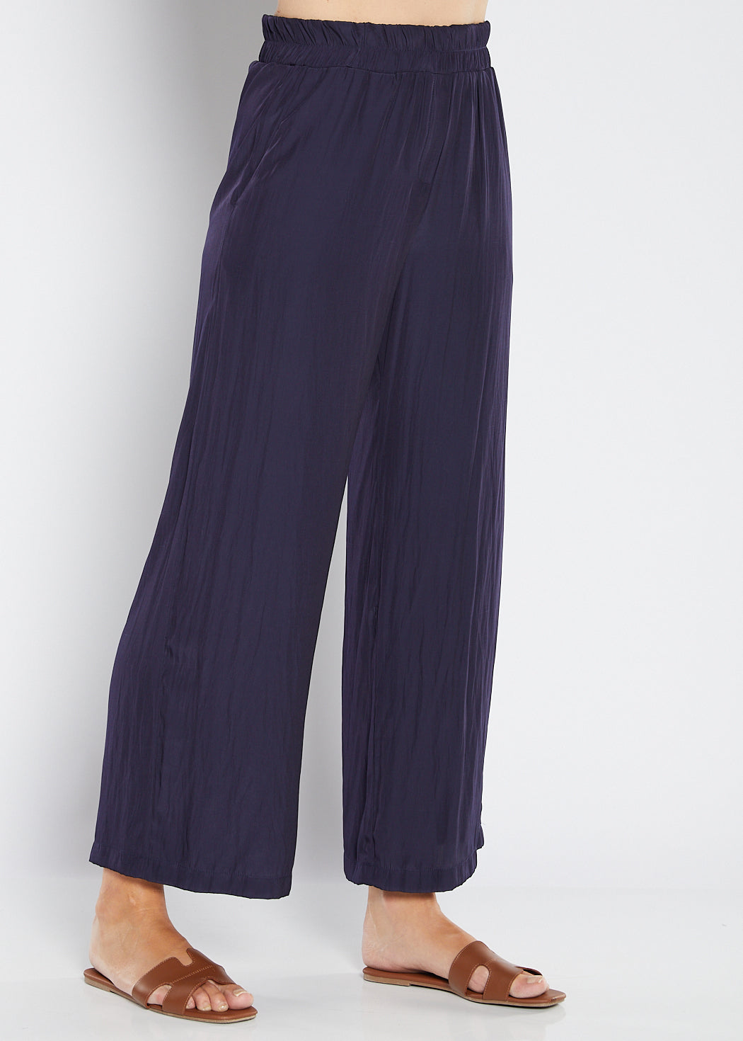 Violin Lustre technical wide leg pants in Navy
