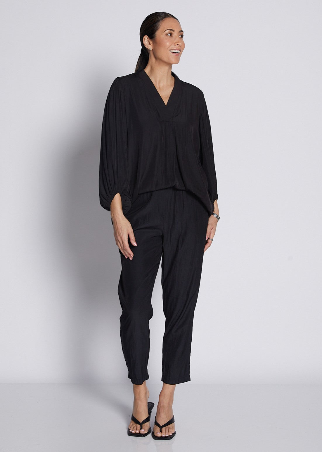 Norah Lustre technical tapered pant in black