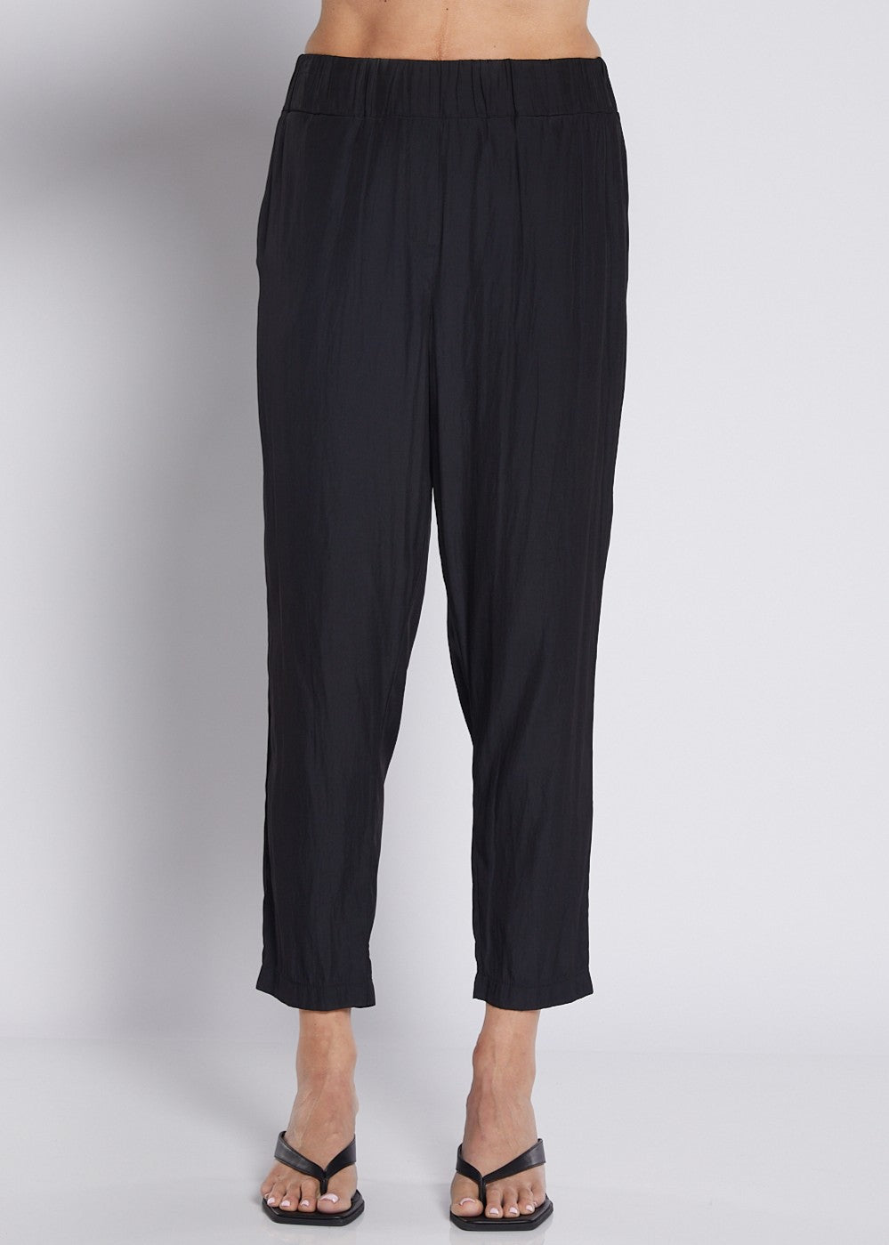 Norah Lustre technical tapered pant in black