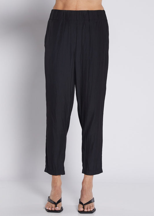 Norah Lustre technical tapered pant in black