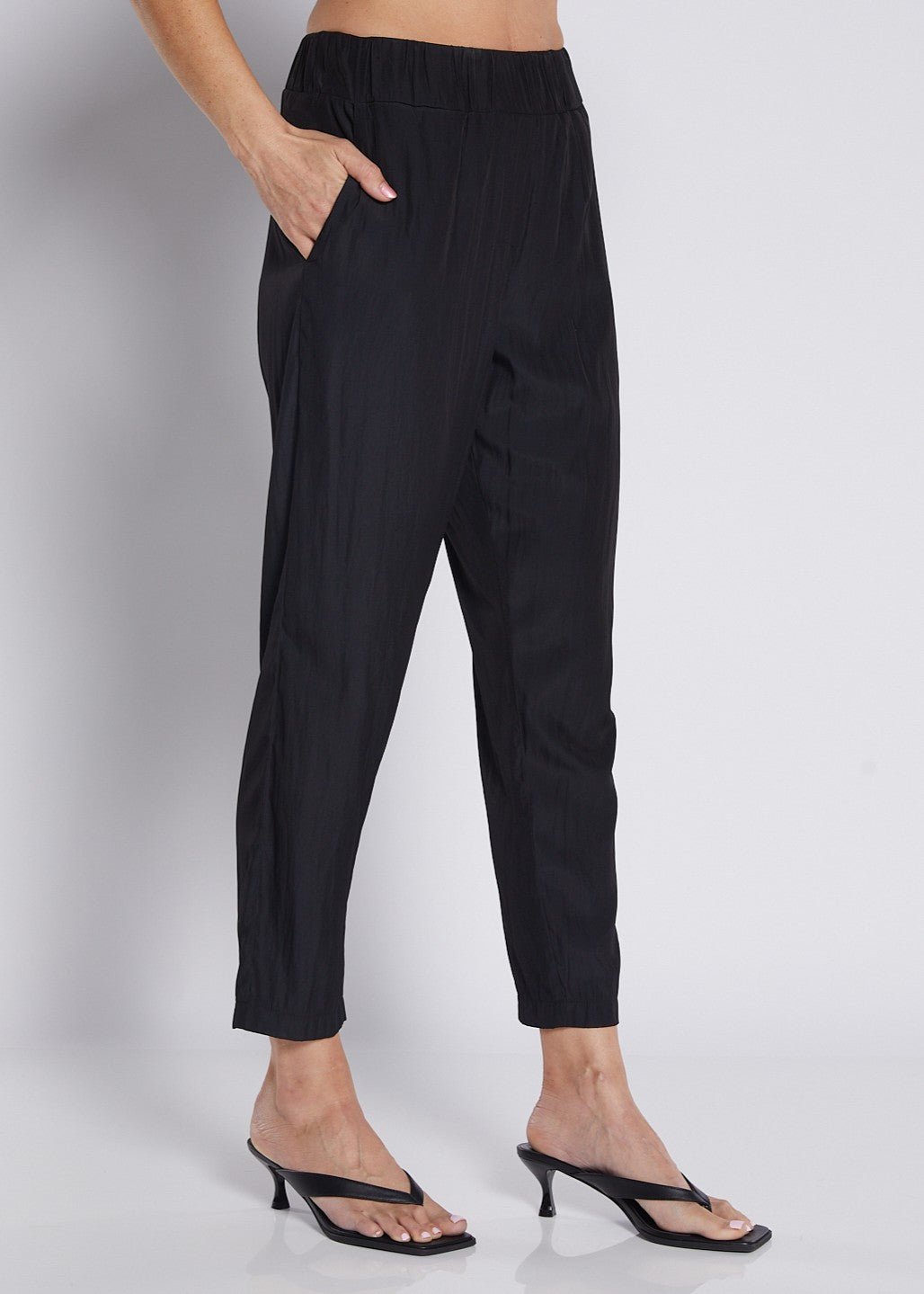 Norah Lustre technical tapered pant in black