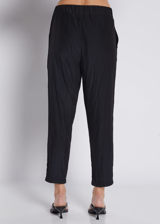 Norah Lustre technical tapered pant in black
