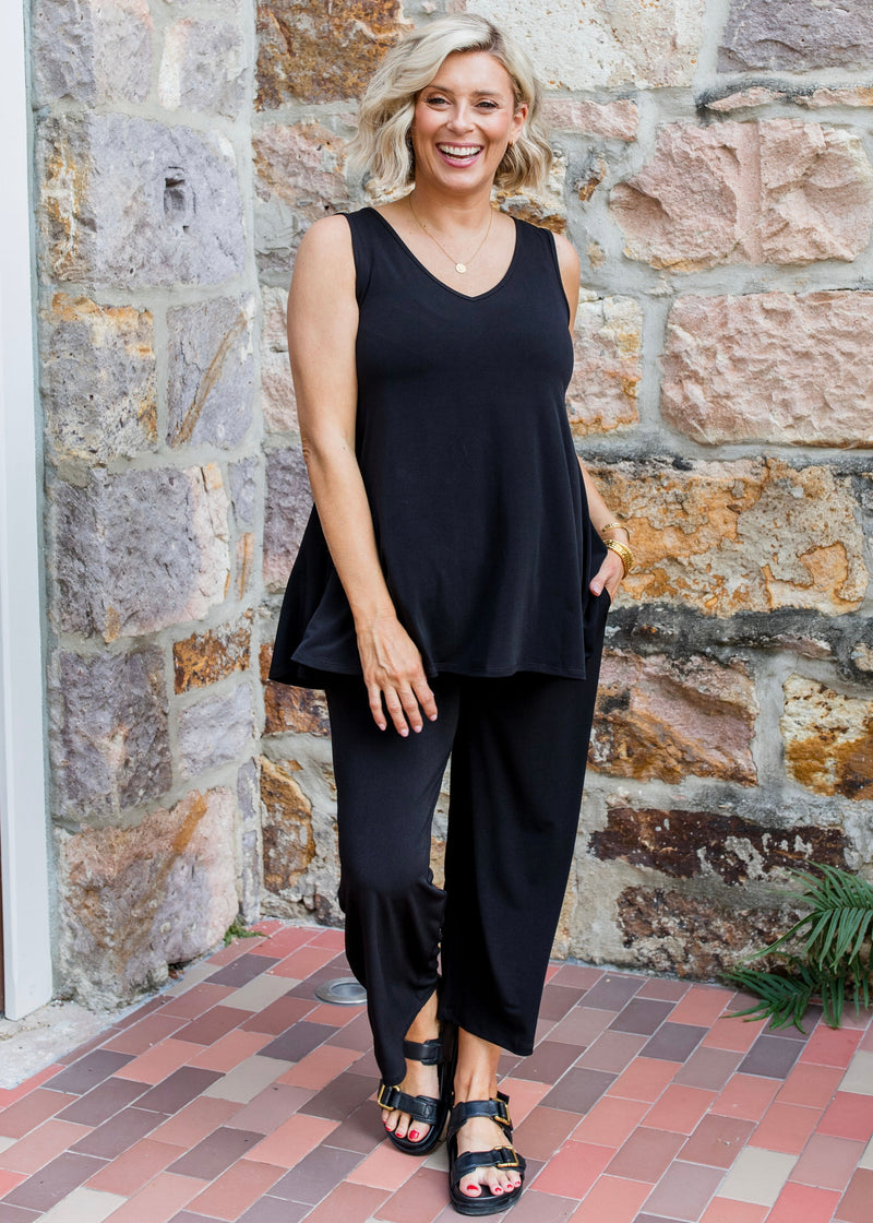 Lundie Jersey Women's 7/8 culotte pants in black.