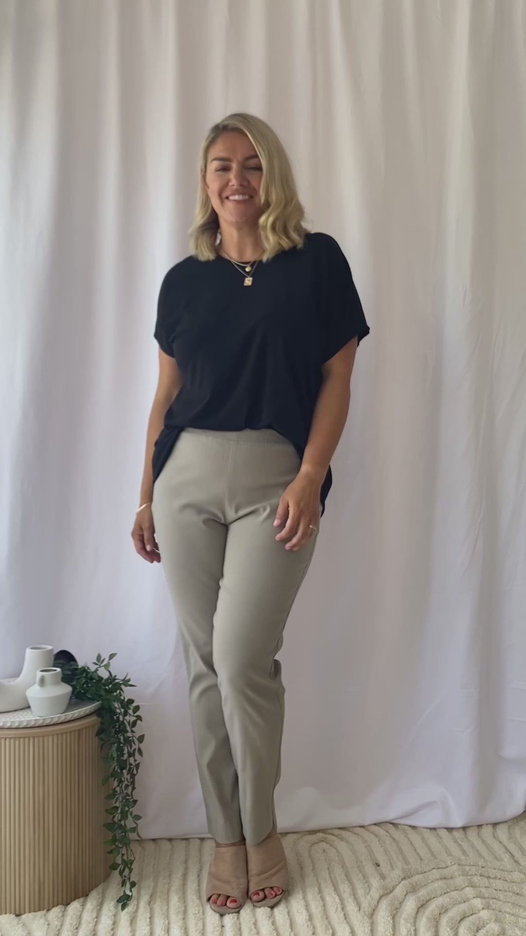 Narrow Miracle Bengaline Women's full-length slim-cut pants in raffia.