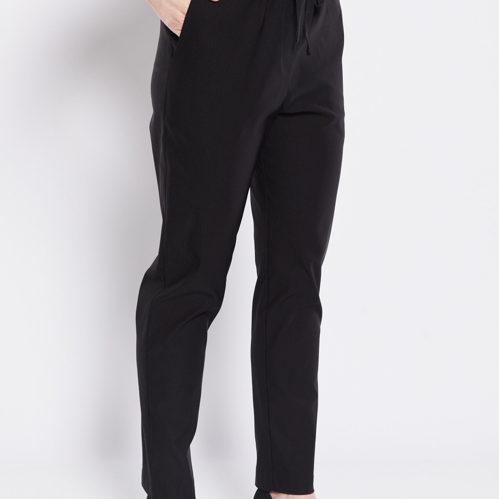 Bengaline Stretch Relaxed Drawstring Pocket Pant in Black