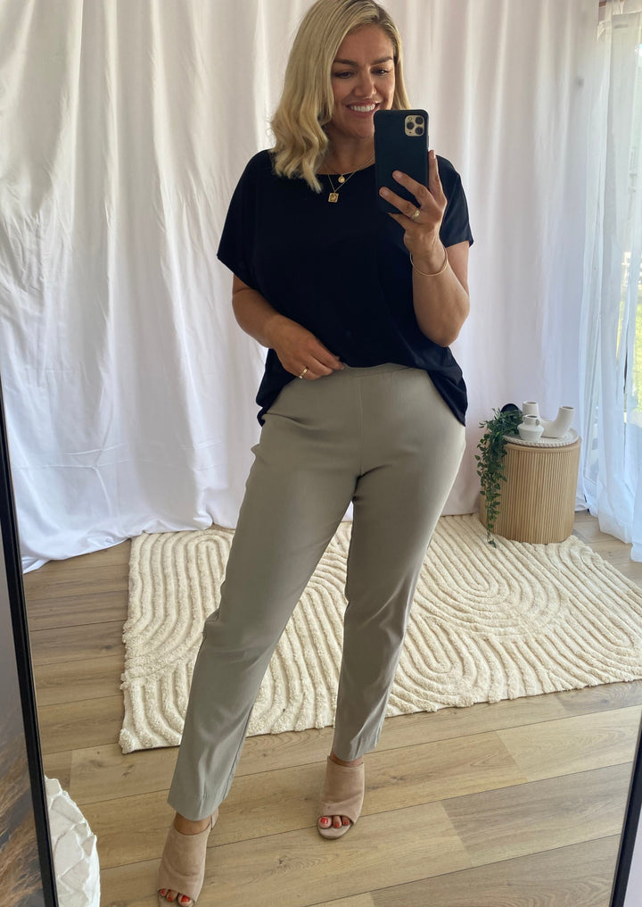 Narrow Miracle Bengaline Women's full-length slim-cut pants in raffia.